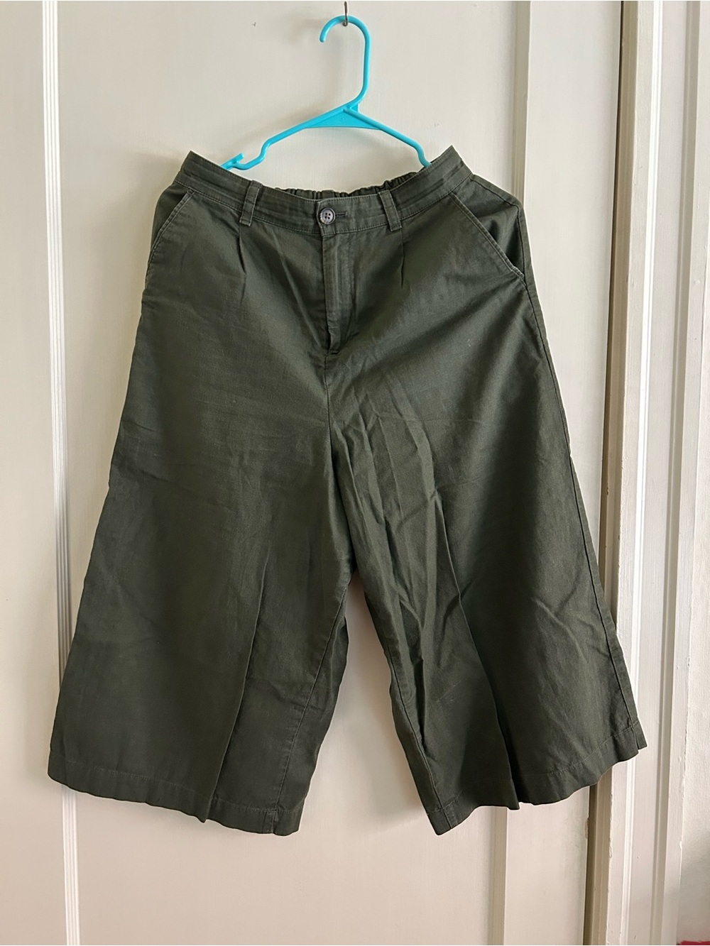 Uniqlo Wide-Leg Cropped Pants in Olive Green | S 26-27 inch